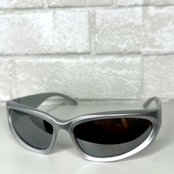 NEW‼️ Sporty Y2K Sunglasses - Picture 4 of 9